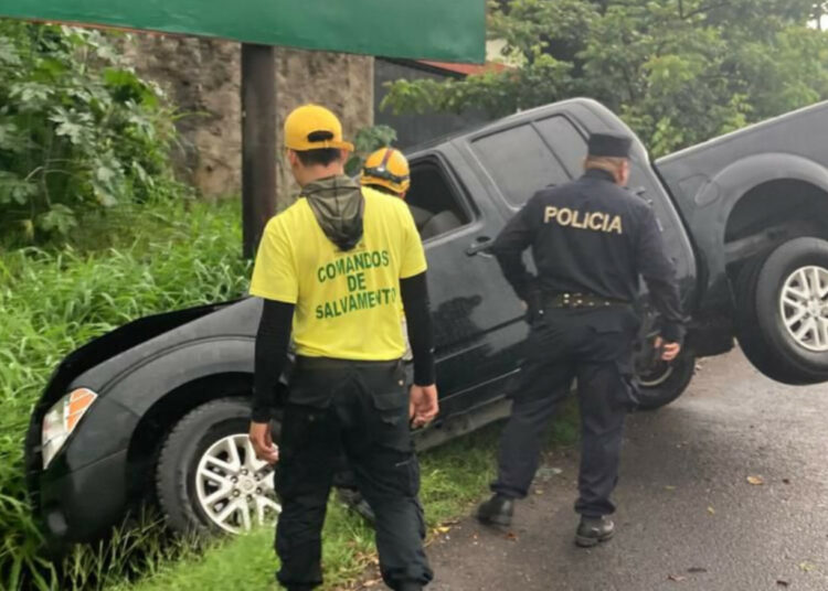 Dos personas resultan lesionadas tras vuelco de pick up en Lourdes, Colón