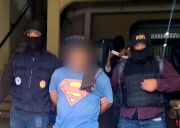 Capturan en Retalhuleu a piloto de bus que transportaba a 14 migrantes, entre ellos dos menores