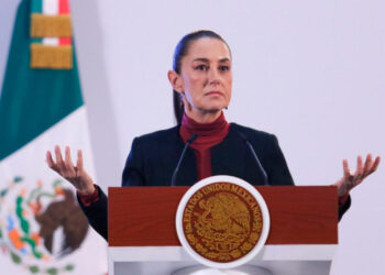 Presidenta de México evita comentar sobre polémica de avioneta