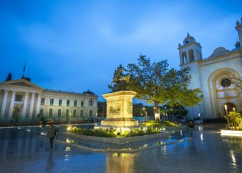 Remesas hacia El Salvador mantienen tendencia al alza durante 2025