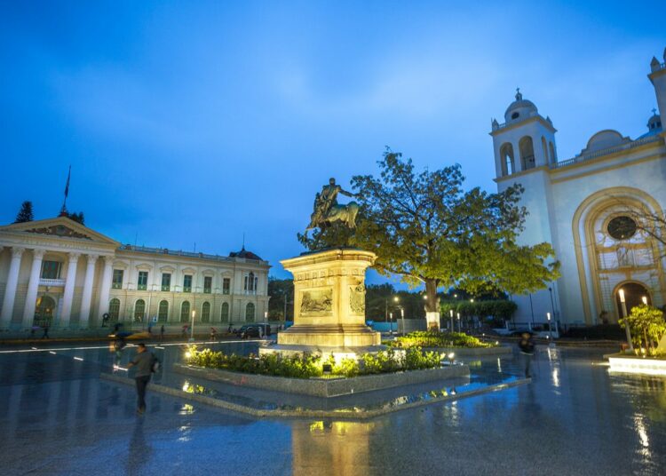 Remesas hacia El Salvador mantienen tendencia al alza durante 2025