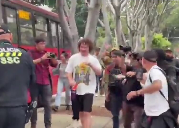 Luisito Comunica es insultado y escoltado por la policía durante una protesta