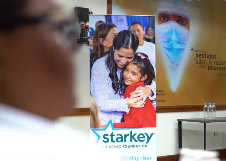 Capacitan a personal médico salvadoreño en atención auditiva con apoyo del Instituto Starkey