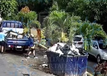 Camión es captado tirando muebles en contenedor municipal será sancionado
