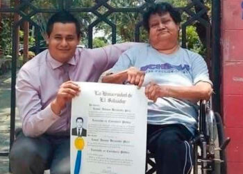 Madre vendedora muestra con orgullo el título universitario obtenido por su hijo