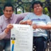 Madre vendedora muestra con orgullo el título universitario obtenido por su hijo