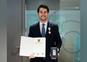 Daniel del Valle se convierte en el español más joven condecorado por la OTAN