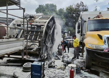 Dos camiones recolectores dañados tras incendio en San Marcos