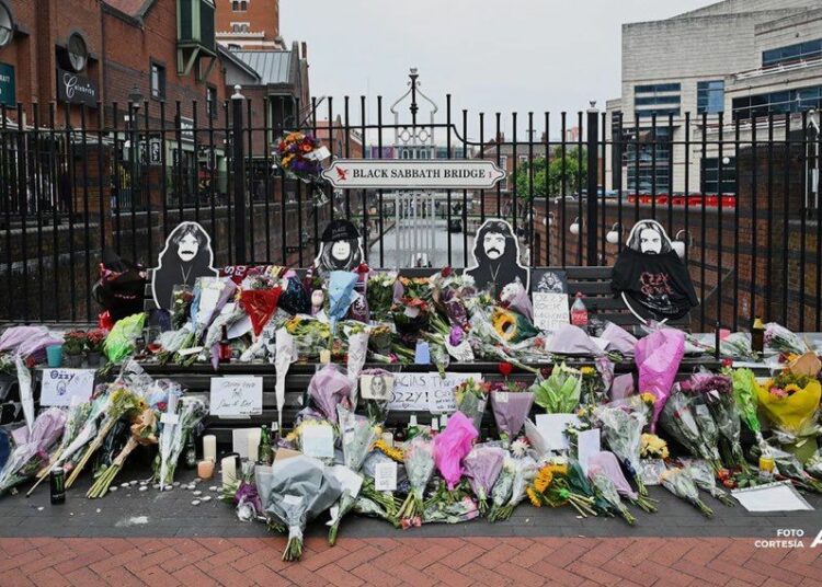 Seguidores de Ozzy Osbourne colocan arreglos florales en homenaje póstumo en Birmingham y Estados Unidos