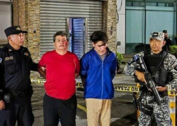 Detienen a dos hombres por protagonizar una pelea en estado de ebriedad en un bar de San Benito, San Salvador