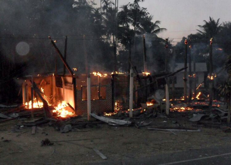 Tailandia y Camboya intercambian fuego en una zona fronteriza disputada y reportan al menos 12 muertos