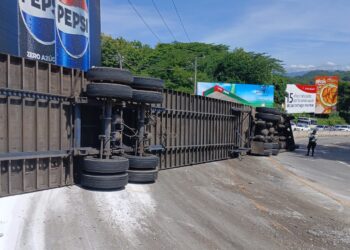 Rastra volcada en Carretera al Puerto de La Libertad