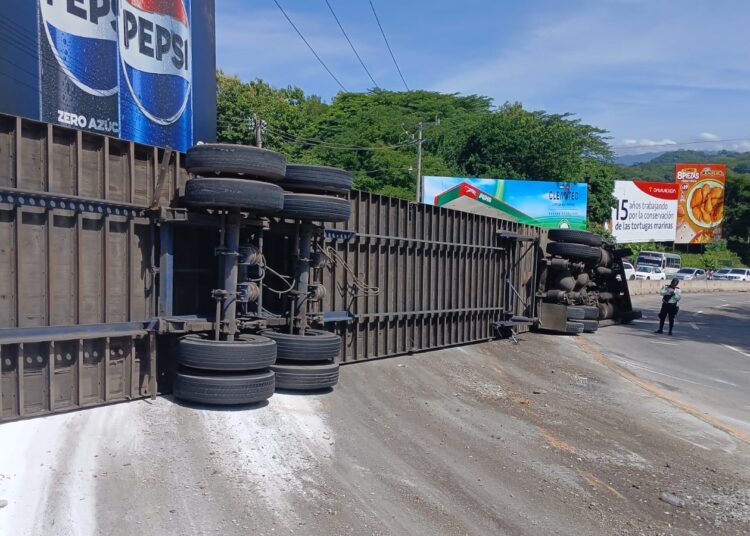 Rastra volcada en Carretera al Puerto de La Libertad