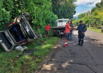 Conductor vuelca su vehículo por exceso de velocidad