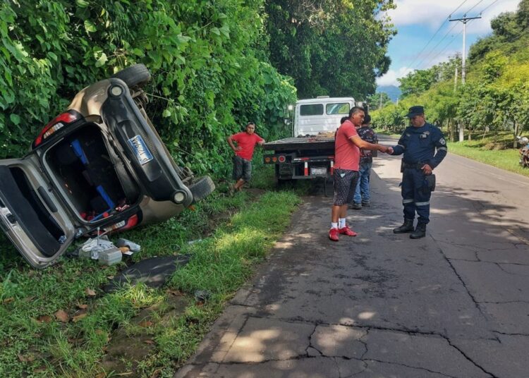 Conductor vuelca su vehículo por exceso de velocidad