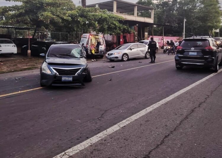 Choque entre pick up y vehículo particular en Apopa deja una persona lesionada