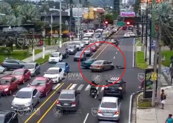 Conductor irrespetó semáforo en rojo y causó accidente en el Paseo General Escalón