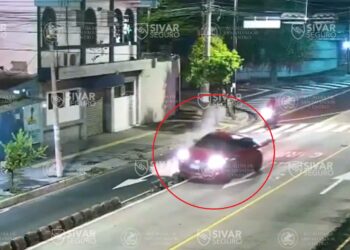 Vehículo pierde el control y choca contra separadores en la Juan Pablo II