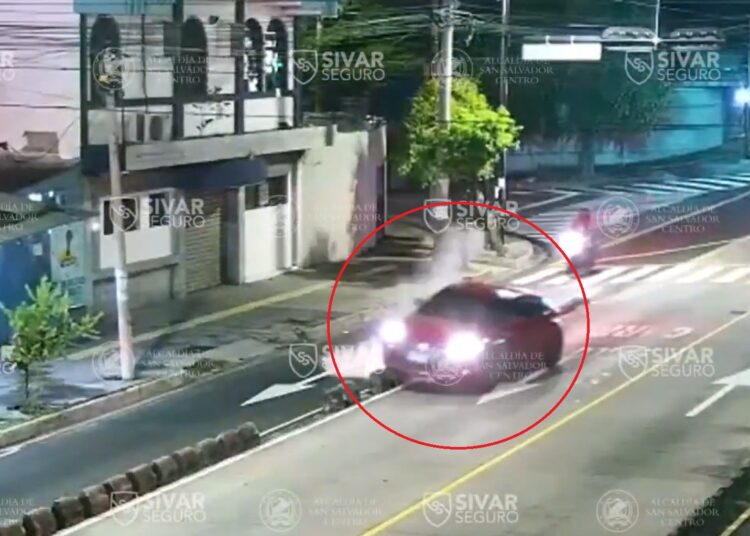 Vehículo pierde el control y choca contra separadores en la Juan Pablo II