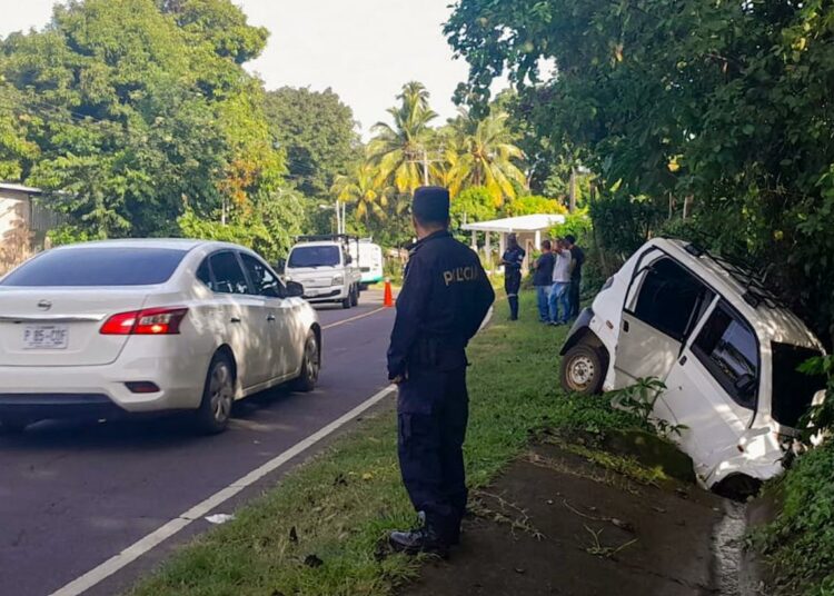 Choque entre vehículo y bus deja varios heridos en Chinameca