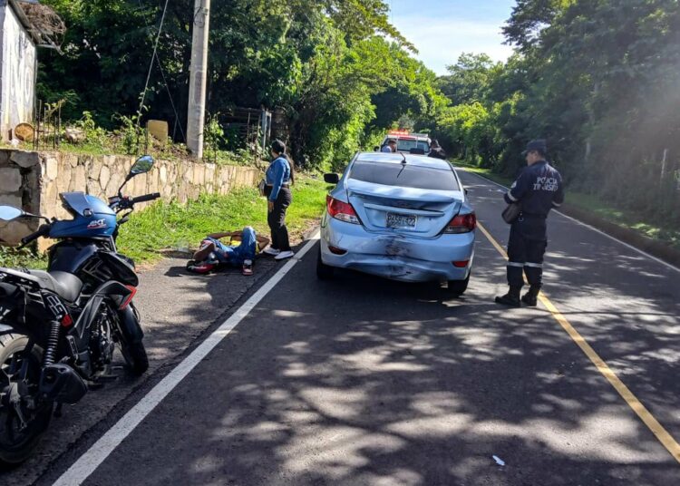 Motociclista resulta lesionado tras choque en carretera a Rosario de Mora
