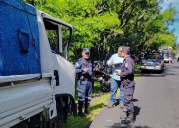 Colisión entre bus y camión en San Pedro Perulapán deja solo daños materiales