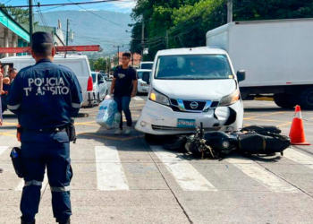 Motociclista resulta lesionado tras chocar contra un panel en San Tecla