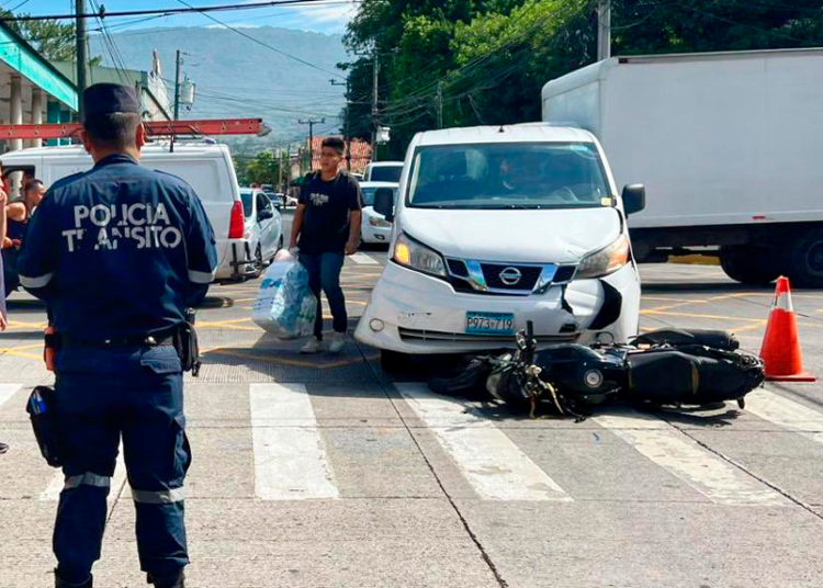 Motociclista resulta lesionado tras chocar contra un panel en San Tecla