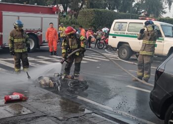 Motocicleta incendiada en San Salvador