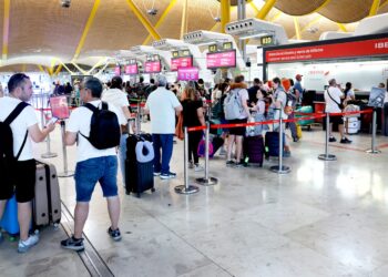 Caos en el aeropuerto de Barajas por un fallo informático que colapsó el control de pasaportes