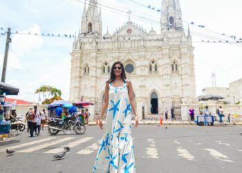 Sheynnis Palacios recorre el Centro Histórico de Santa Ana junto al alcalde Gustavo Acevedo