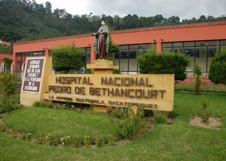 Hospital de Antigua Guatemala evacúa a sus pacientes a la calle por sismos
