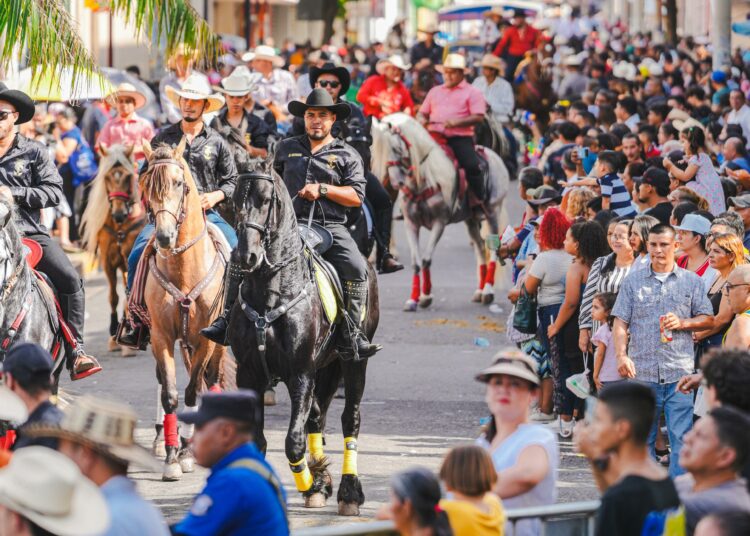 Santa Ana Centro brilla con desfile hípico con más de 1,500 caballistas