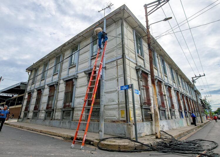 Retiran cables aéreos en el Centro Histórico como parte del proyecto de modernización urbana