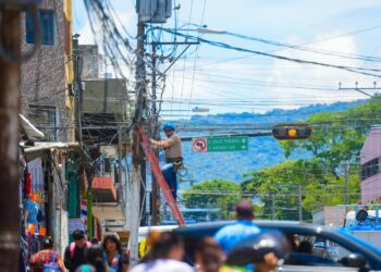 Continúan retirando cables aéreos en el Centro Histórico para reducir riesgos en época de lluvias