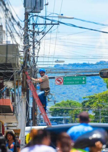 Continúan retirando cables aéreos en el Centro Histórico para reducir riesgos en época de lluvias