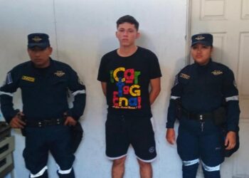 Conductor sin licencia invade carril y causa accidente en San José Guayabal