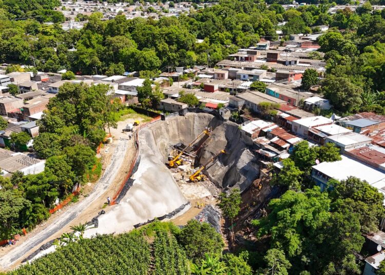 Obras Públicas trabaja para estabilizar cárcava en Soyapango