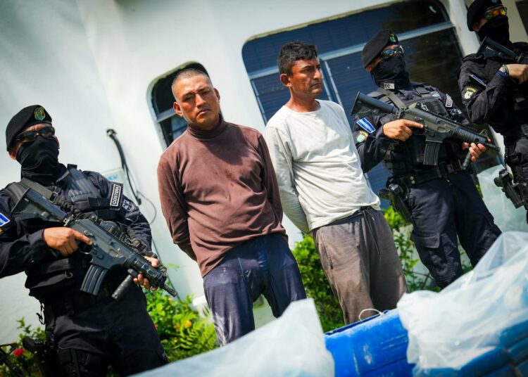 Incautan más de $17 millones de dólares en cocaína junto a dos guatemaltecos en aguas salvadoreñas