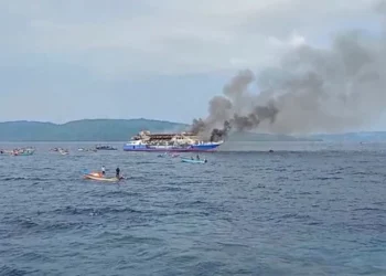 Ferry se incendia y obliga a más de 280 personas a lanzarse al mar para sobrevivir