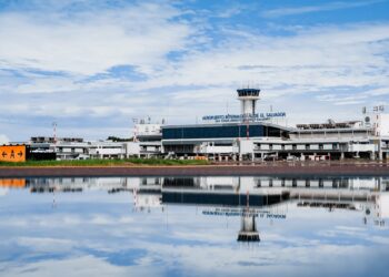 Destacan nuevo vuelo Medellín–San Salvador como motor de desarrollo económico y turístico