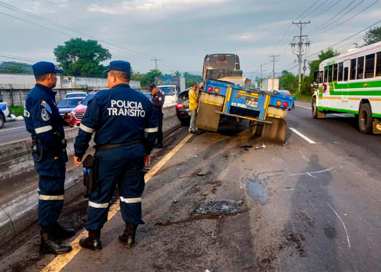 Colisión entre rastras deja importantes daños materiales