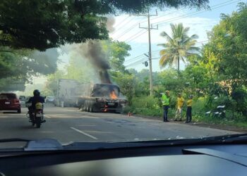 Rastra se incendia en la carretera a Santa Ana, cerca del redondel Claudia Lars en Ciudad Arce