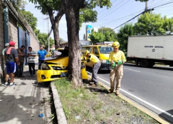 Taxista sufre lesiones tras ser embestido por microbús que se dio a la fuga en Soyapango