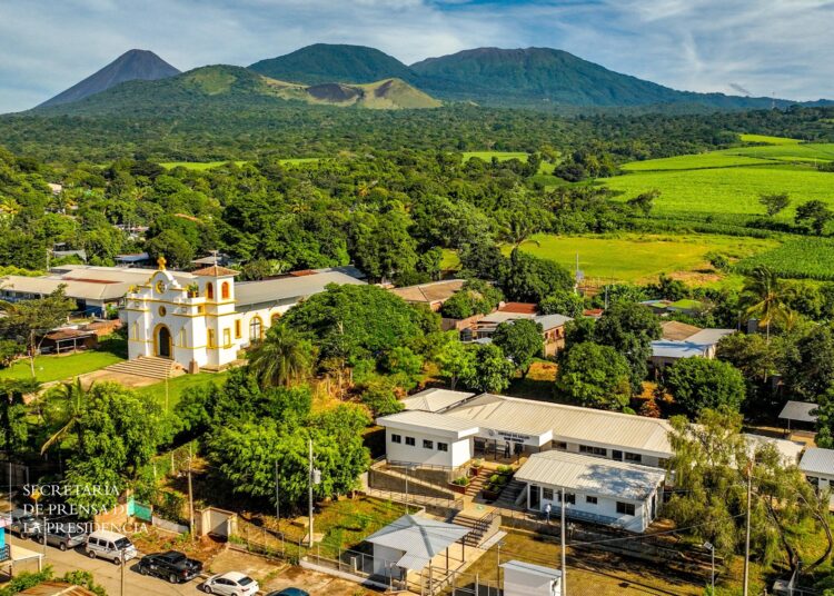 Gobierno inaugura unidad de salud en San Isidro, Izalco