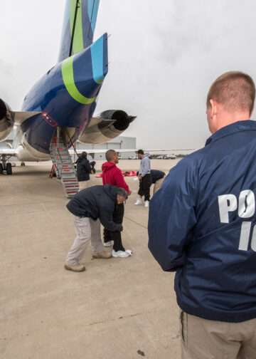 ICE estudia comprar aviones propios para duplicar las deportaciones en Estados Unidos