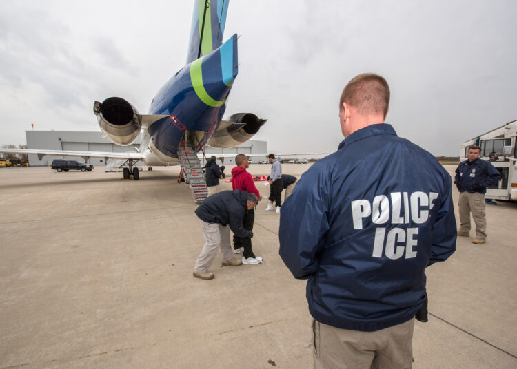 ICE estudia comprar aviones propios para duplicar las deportaciones en Estados Unidos