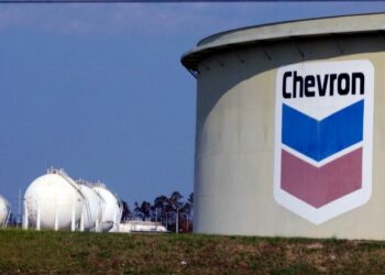EE.UU. permite a Chevron reanudar operaciones petroleras en Venezuela