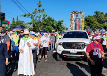 Peregrinos caminan hacia el oriente del país en honor a San Óscar Romero