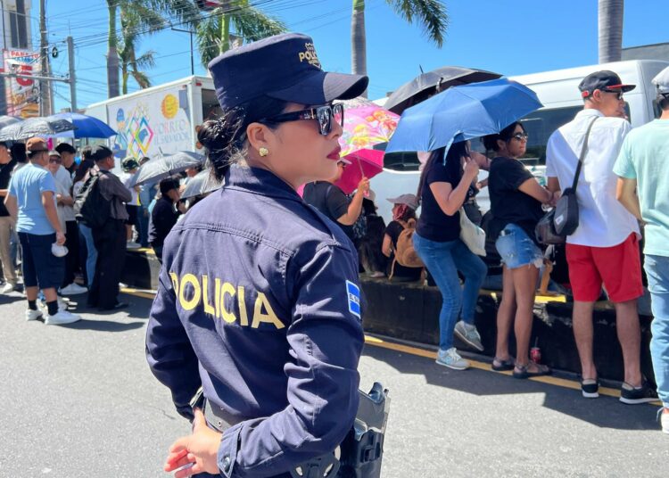Policía Nacional Civil y Cruz Verde refuerzan seguridad y atención médica en Desfile del Correo